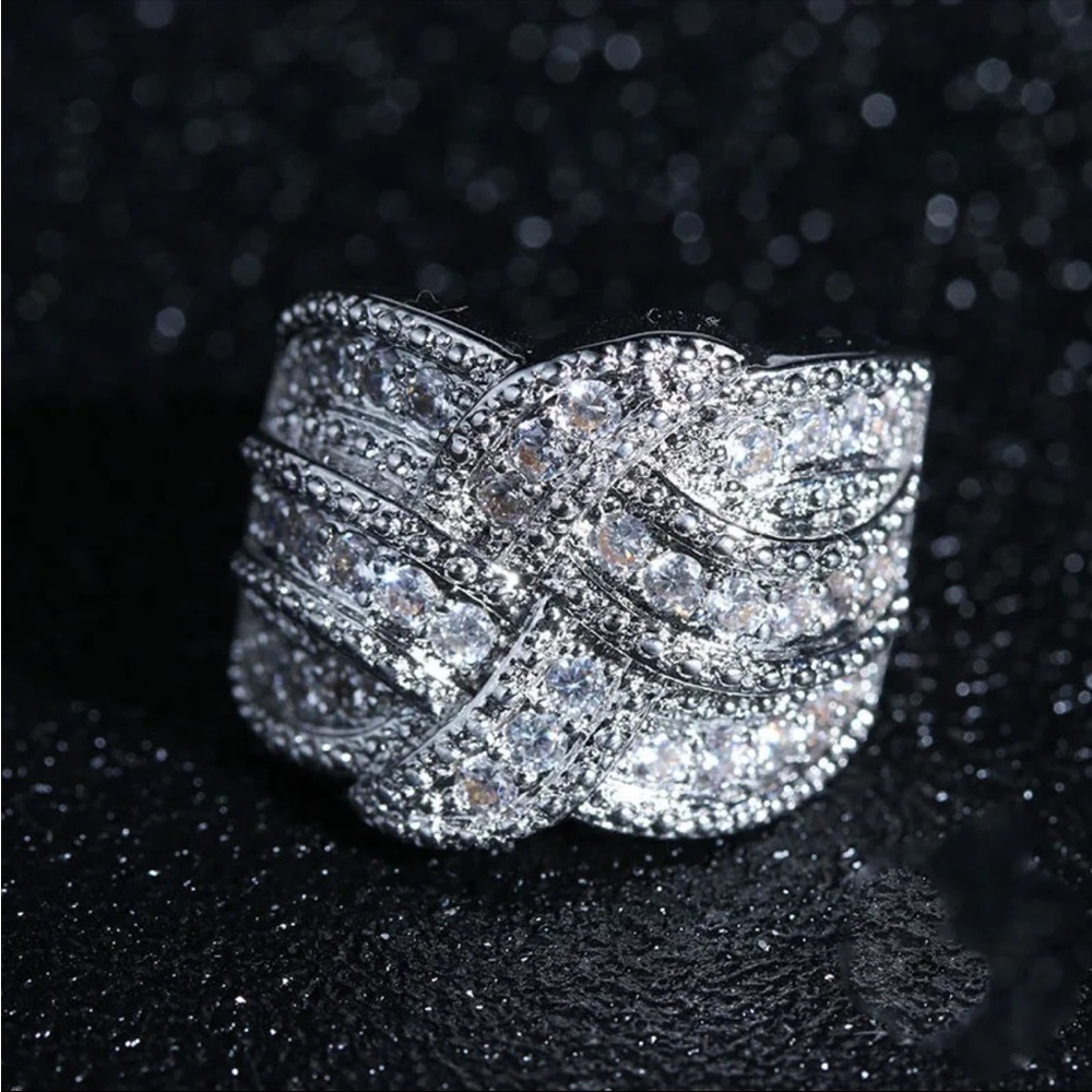 GORGEOUS, Sparkly Statement RING - Size 9 - Picture 3 of 7